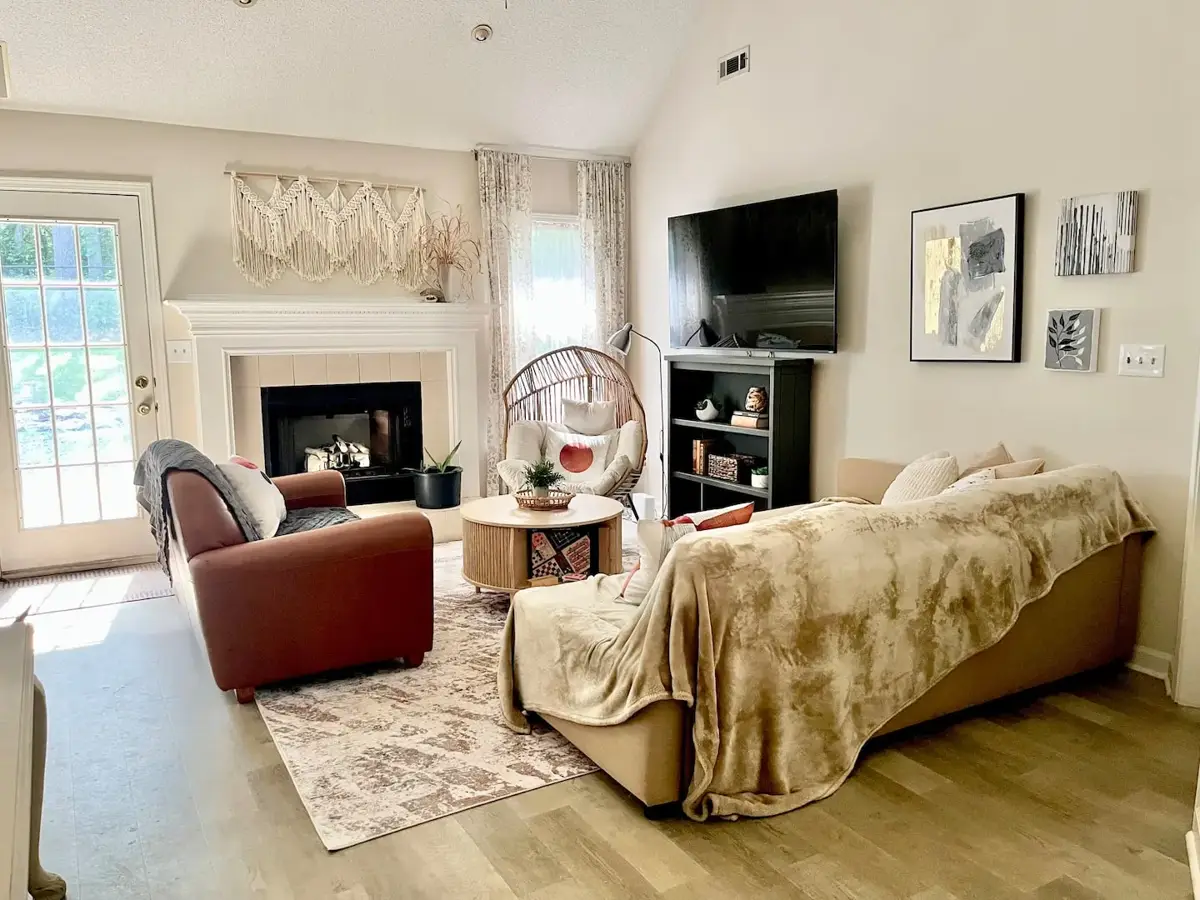 Hot Tub Retreat - Living room image 3
